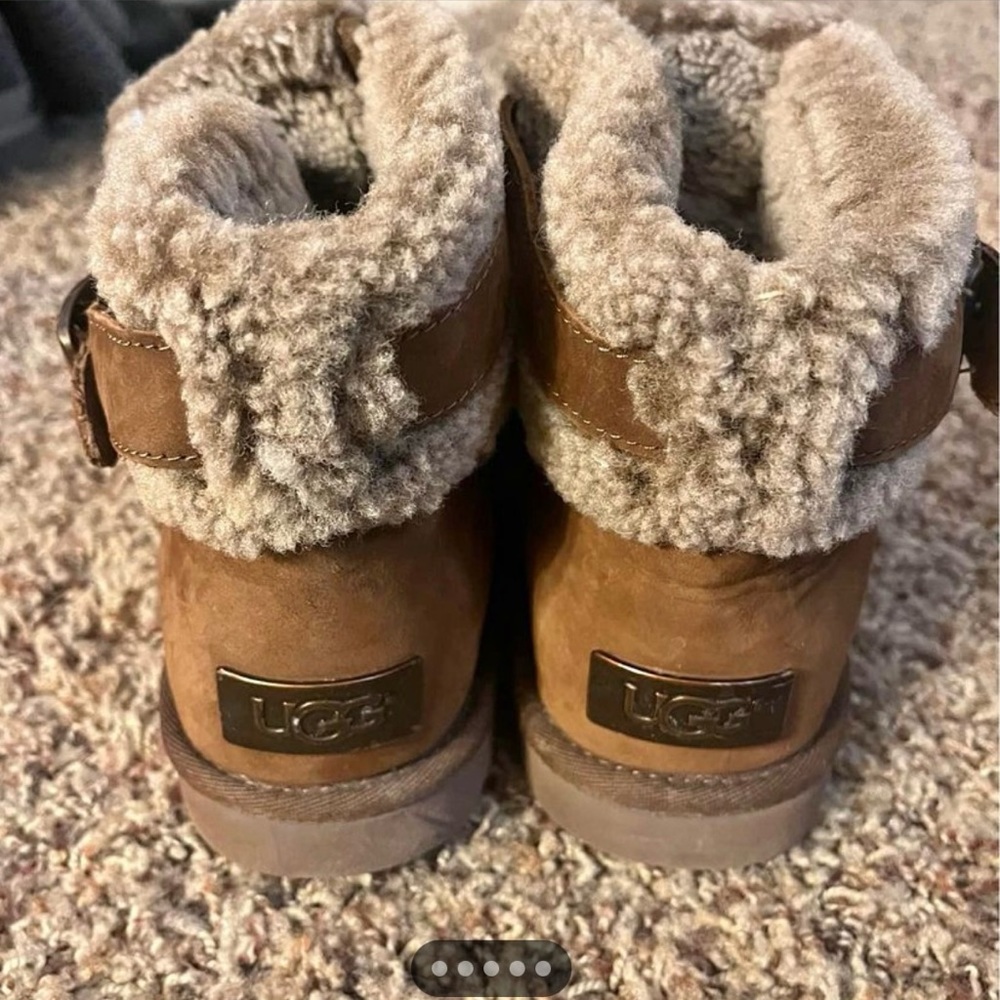 Ugg boots never worn outside . Like new .size 8 brown